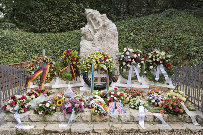 Het monument na de herdenking van 2019